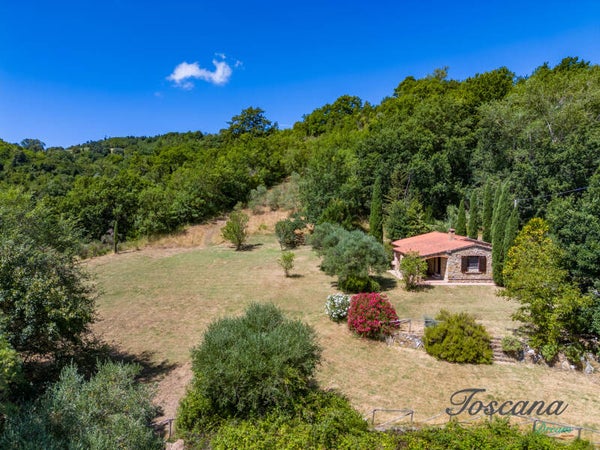 Montescudaio, villa di pietra con vista in totale privacy vicino al centro