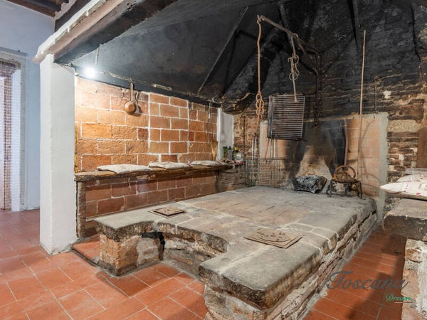 Porzione di casale con vista panoramica e pozzo a Pomarance