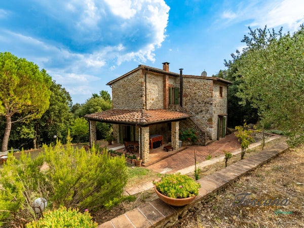 Pari, Proprietà di pietra con cipressi e jacuzzi