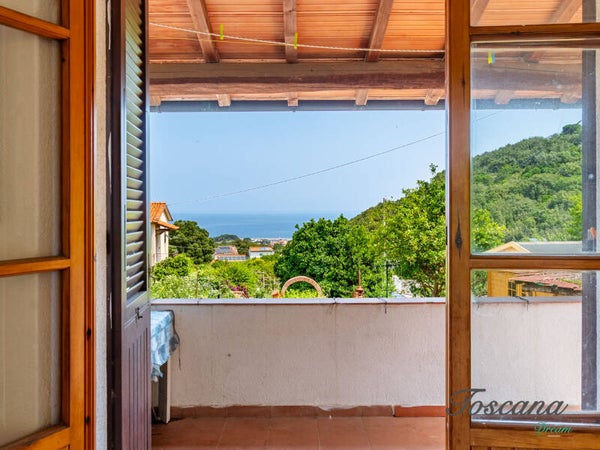 Isola D'Elba, porzione di villa con giardino e vista mare