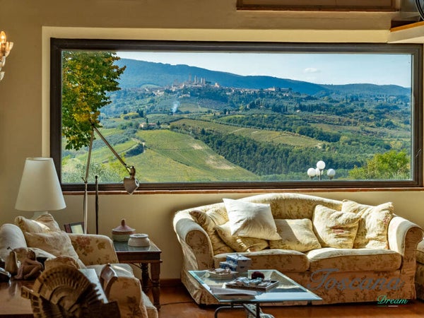 San Gimignano, quando la finestra diventa un opera d'arte