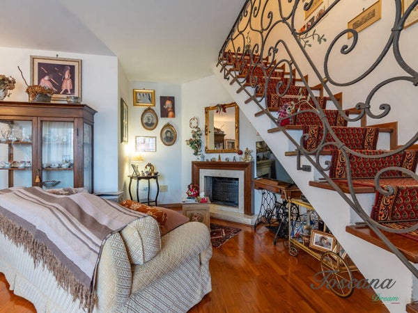 Roccastrada, villetta a schiera con giardino e balconi