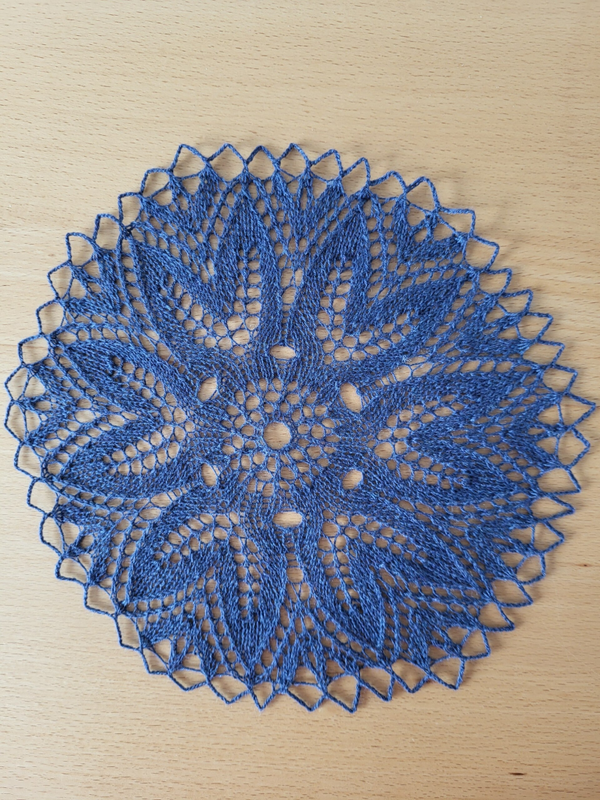 Kunststrick-Decke mittelblau