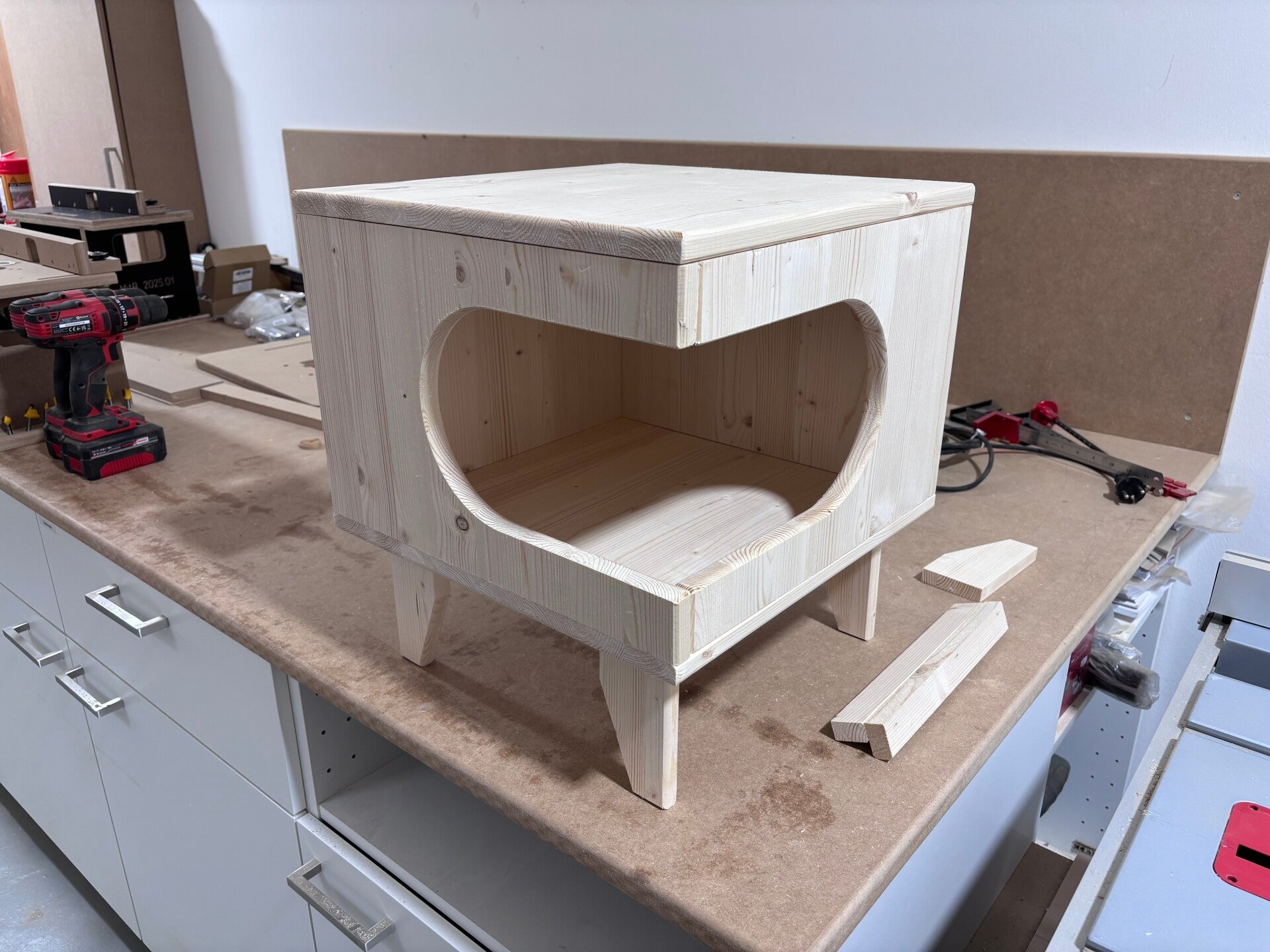 Katzenhocker mit 2 Kissen Katzenhaus aus Holz mit Polsterhocker | Gemütlicher Rückzugsort für Katzen | Moderne Katzenhöhle für Wohnräume