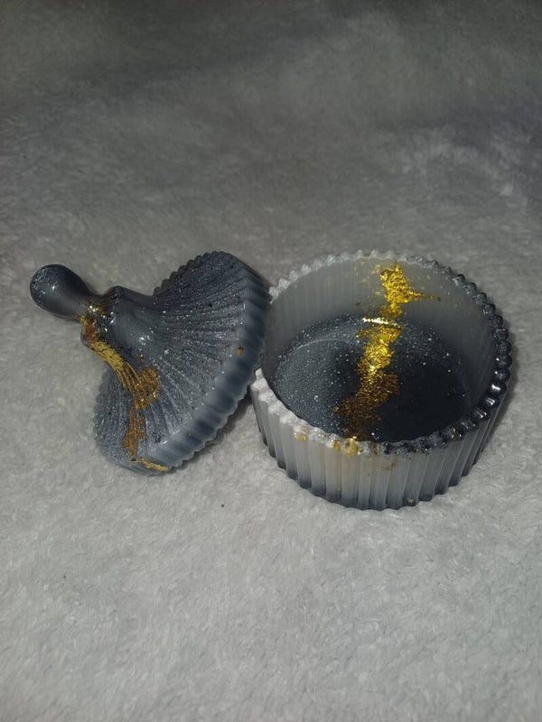 Petit pot avec couvercle