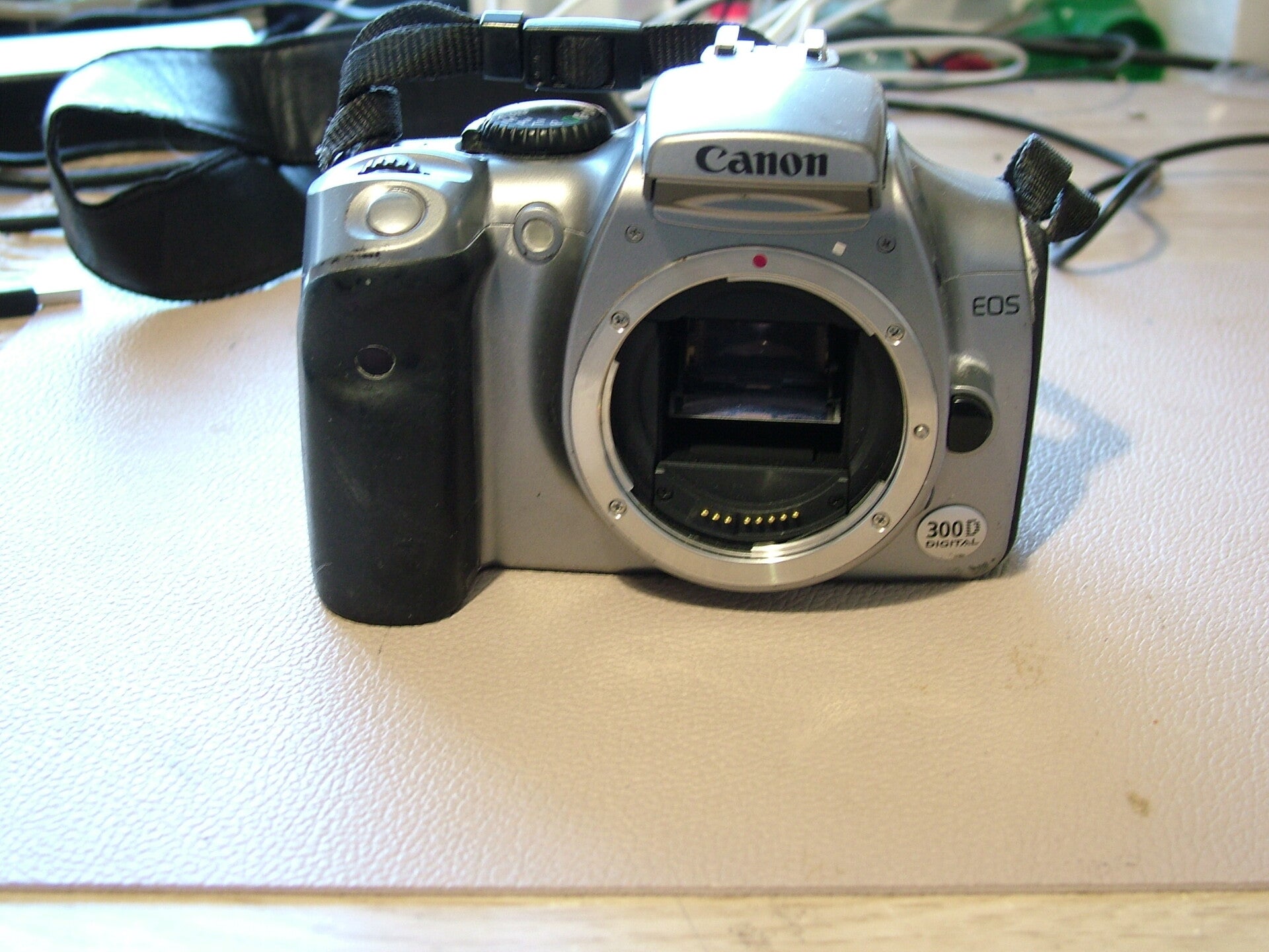 Lustrzanka Canon EOS 300D 6.3MP