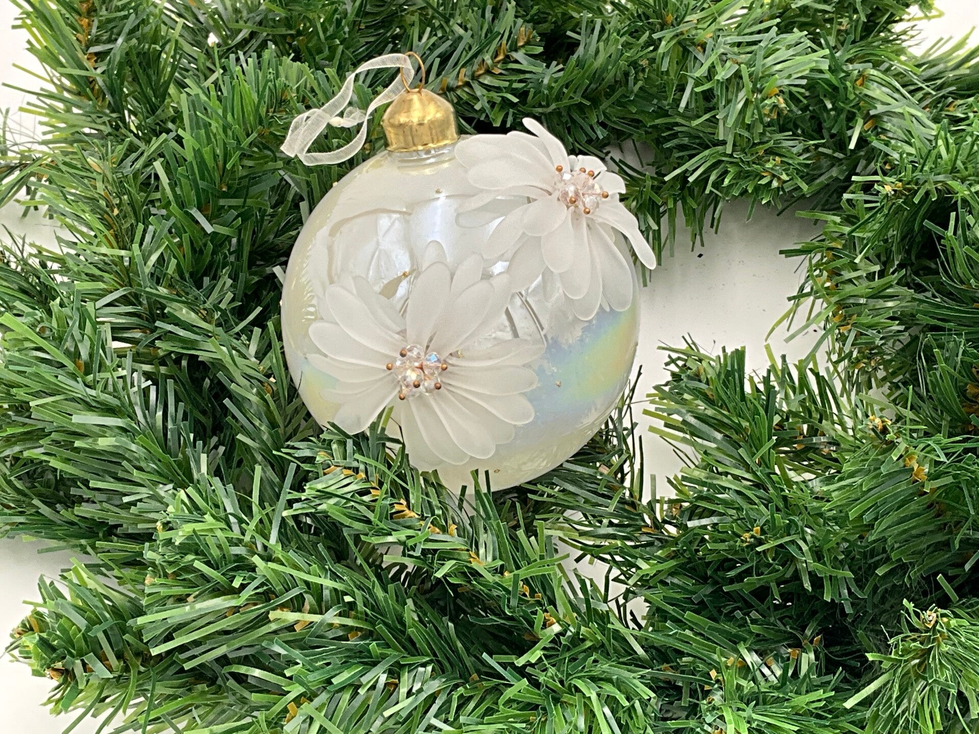 Luxe Glazen Kerstbal met 3D Bloemen – Handgemaakt