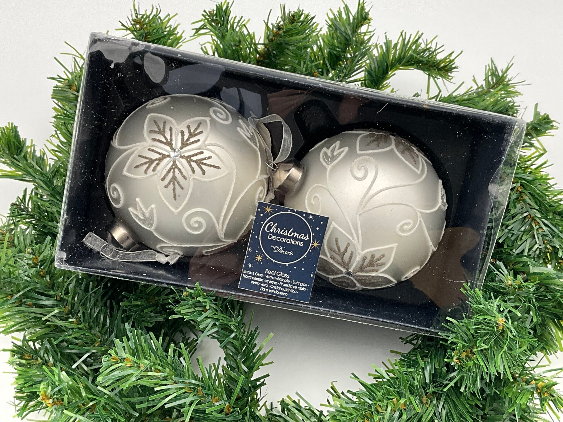 Luxe Glazen Kerstballen – zilverkleur/wit met Winterbloem - 2 stuks