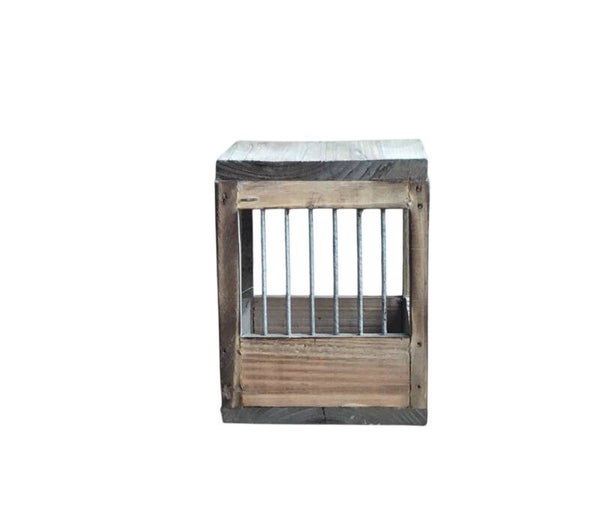 Houten nestkastje met tralies