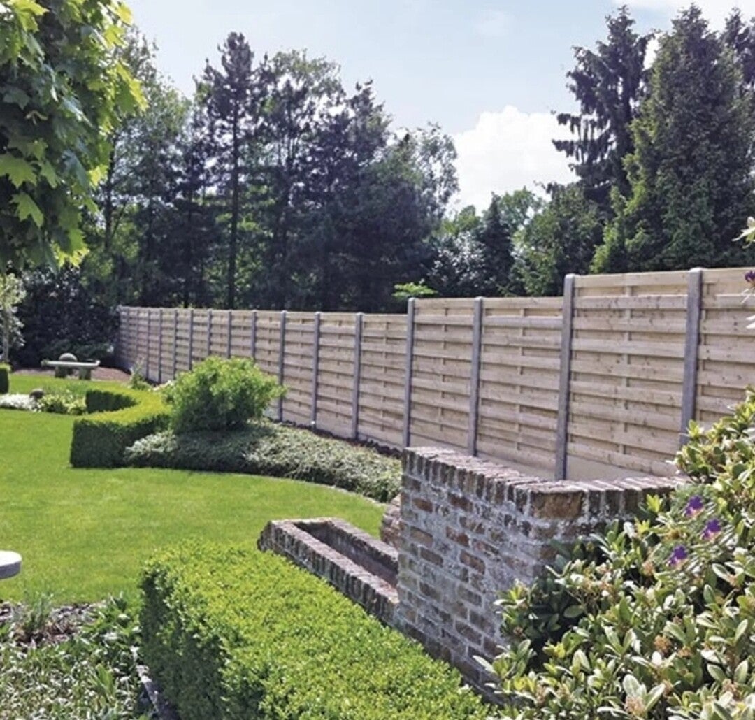 jardin amenager avec clôture en panneaux de bois avec piquets beton