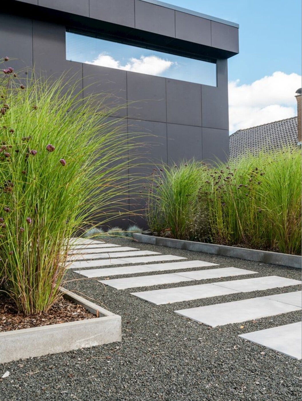 aménagement d'allées en gravier avec bordures décoratives et muret de jardin 