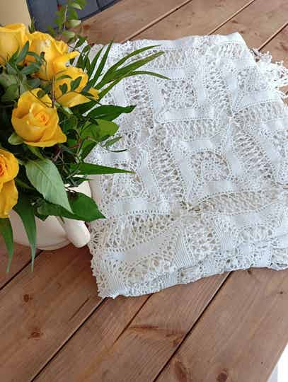 Très jolie ancienne nappe ou jetée de canapé