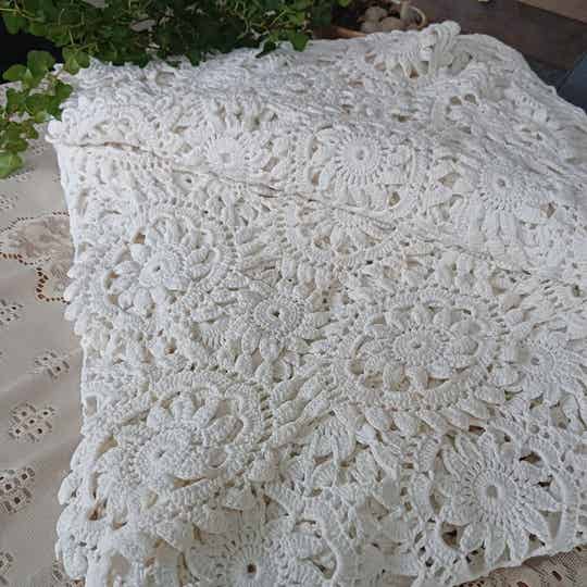 Très joli ancien jeté de canapé ou de lit vintage