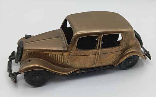 Très jolie ancienne voiture de collection