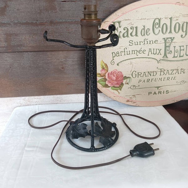 Très joli pied de lampe art déco en fer forgé