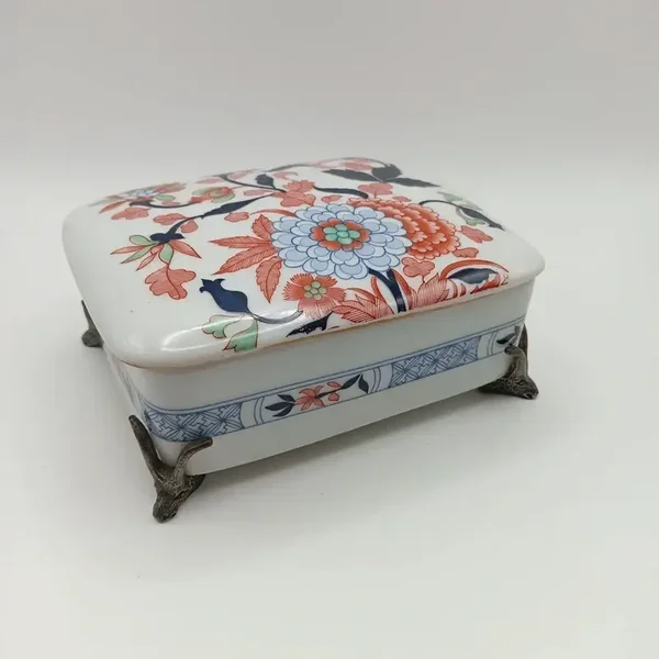 Très jolie bonbonnière vintage en porcelaine sur 4 pieds en métal