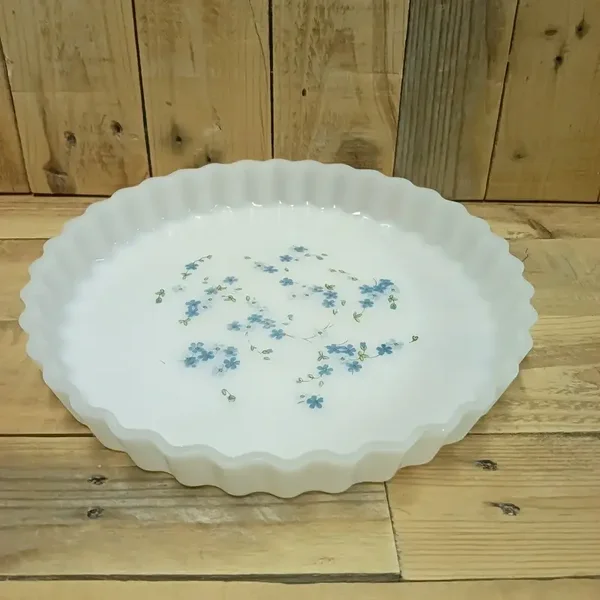 Très joli plat à tarte vintage myosotis Arcopal