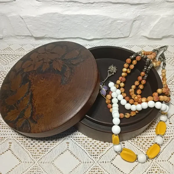 Très jolie ancienne boîte à bijoux