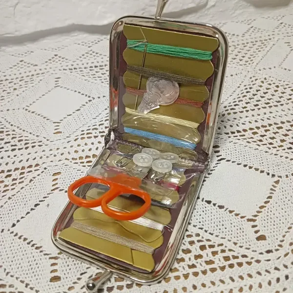 Petit nécessaire de couture vintage de voyage