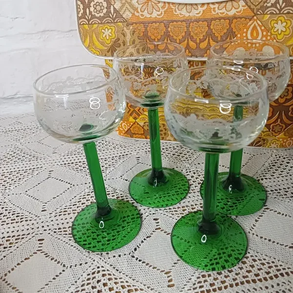 Très jolis verres à vin ou liqueur vintage