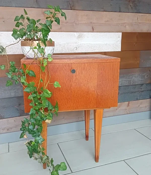 Très joli table de chevet vintage