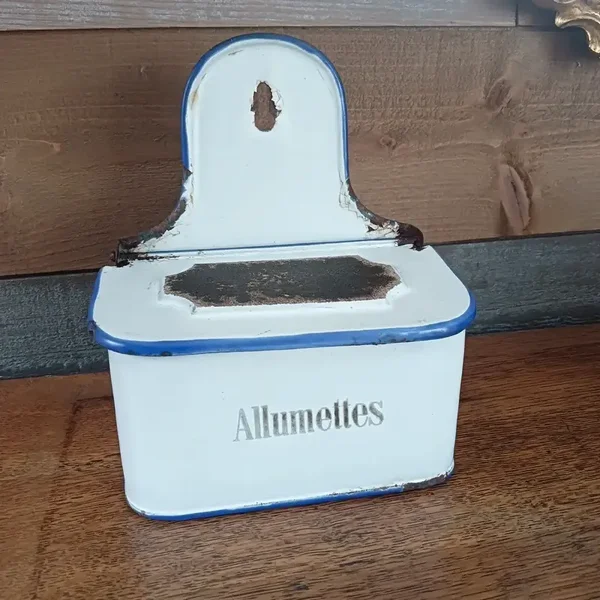Très jolie boîte d'allumettes en tôle émaillée vintage