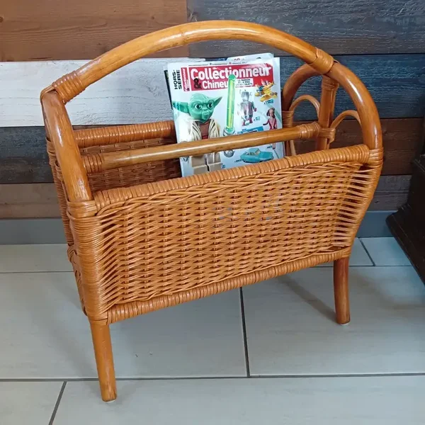 Très joli porte revue vintage en osier, rotin