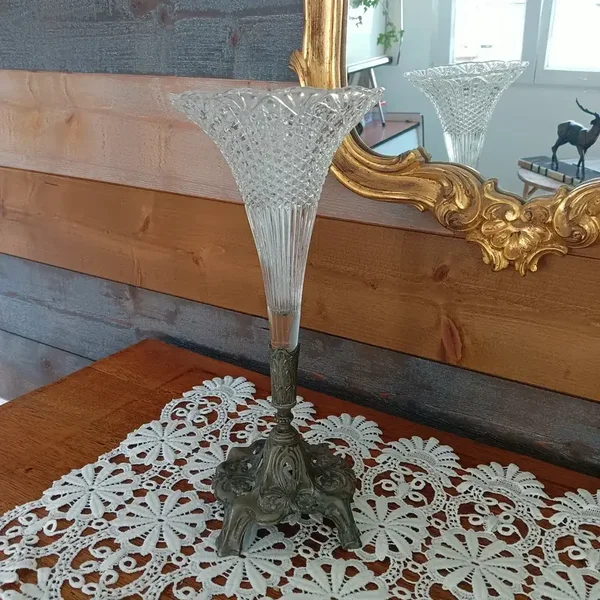 Très joli vase cornet