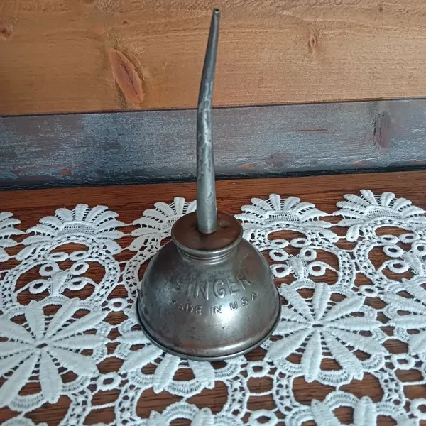Très jolie ancienne grande burette à huile Singer
