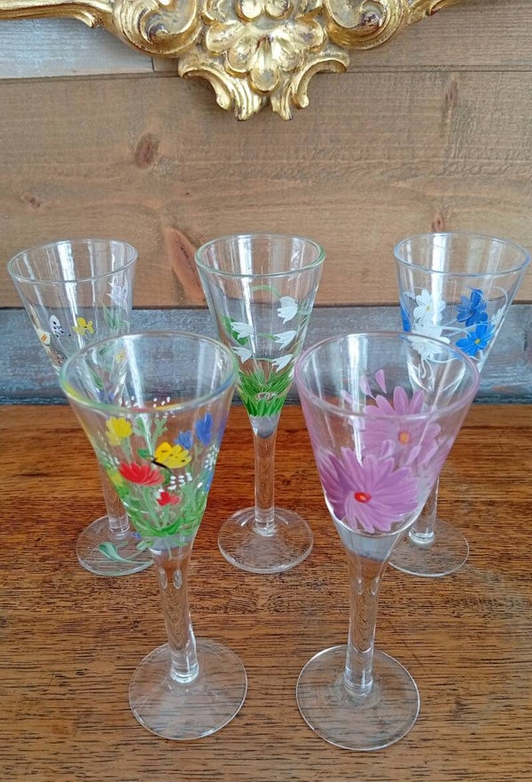 Très jolis verres à liqueur