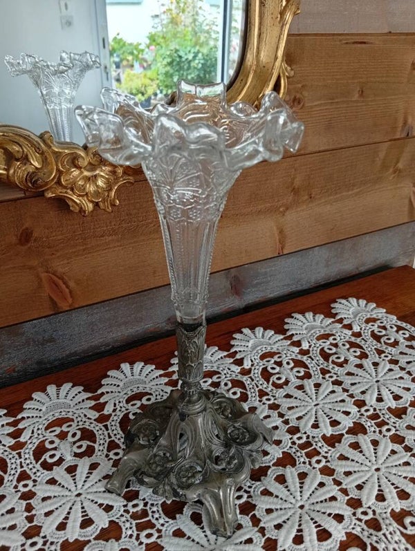 Très joli vase cornet