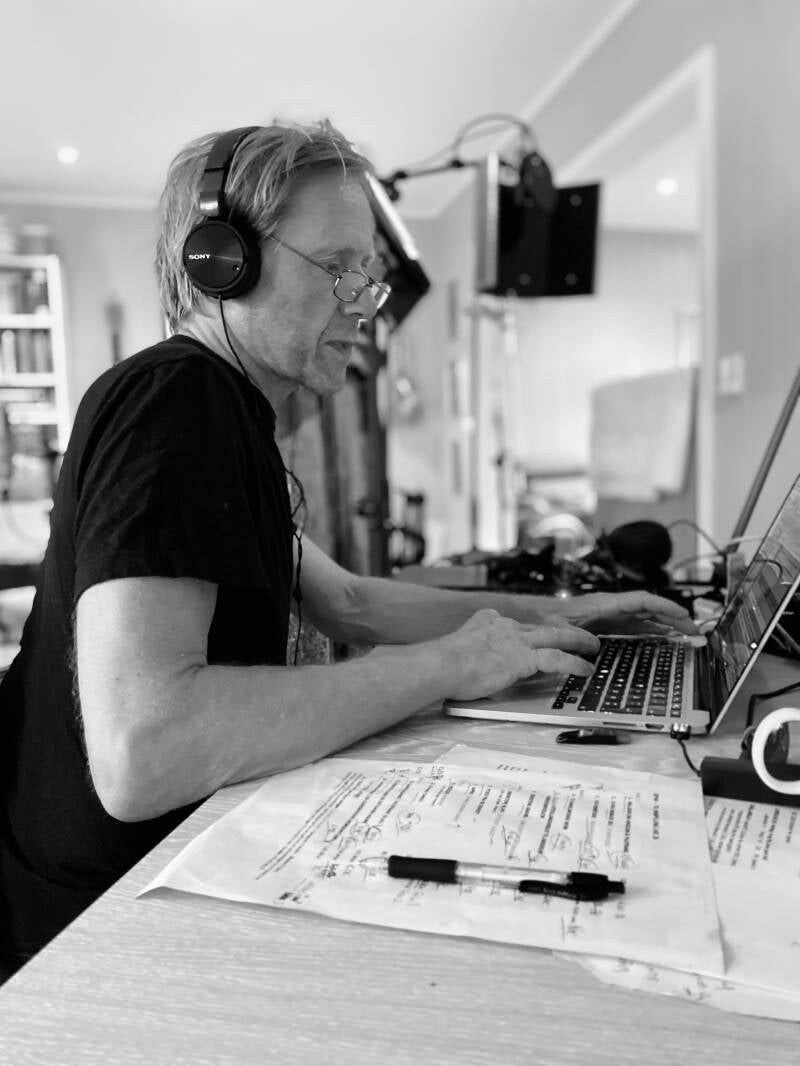 Øystein Knaus Fosshagen under innspillingen av konseptalbumet Angelina & Fillefrans sommeren 2020. Foto: Privat