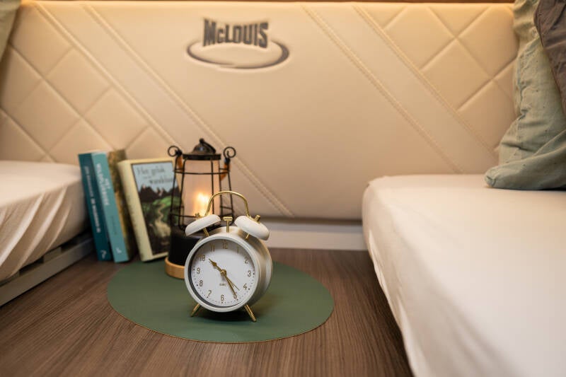 McLouis interieur — wekker en lantaarn