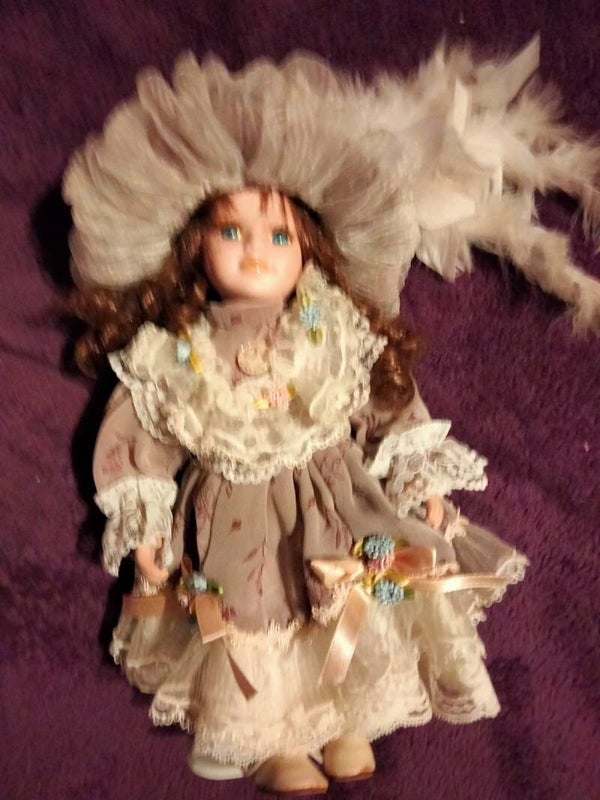 Porcelein pop 30 cm met standard - tweede hand