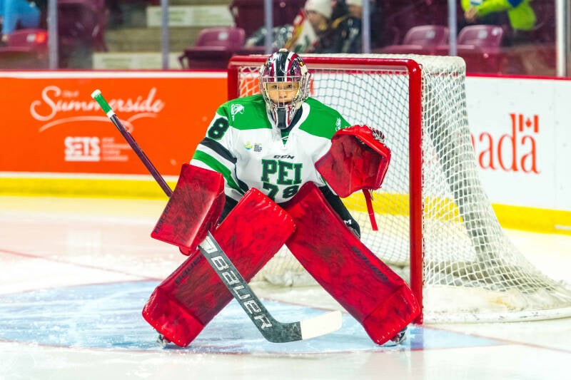 women-s-hockey-pei-v-nt-paul-m-mcleod-2-standard.jpg