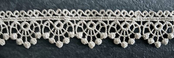 Kant Beige met balletjes