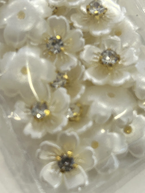 Parelbloem met steentje