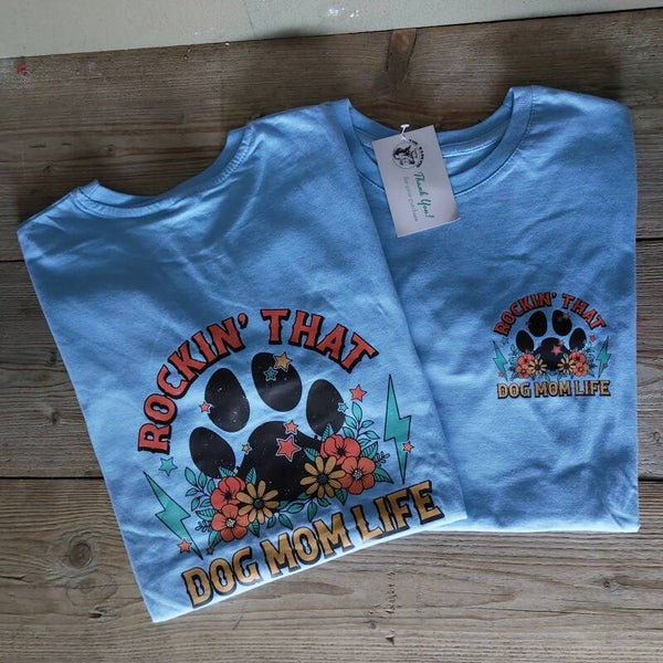 Shirt sky blue "rockin that dogmom life" | unisex
