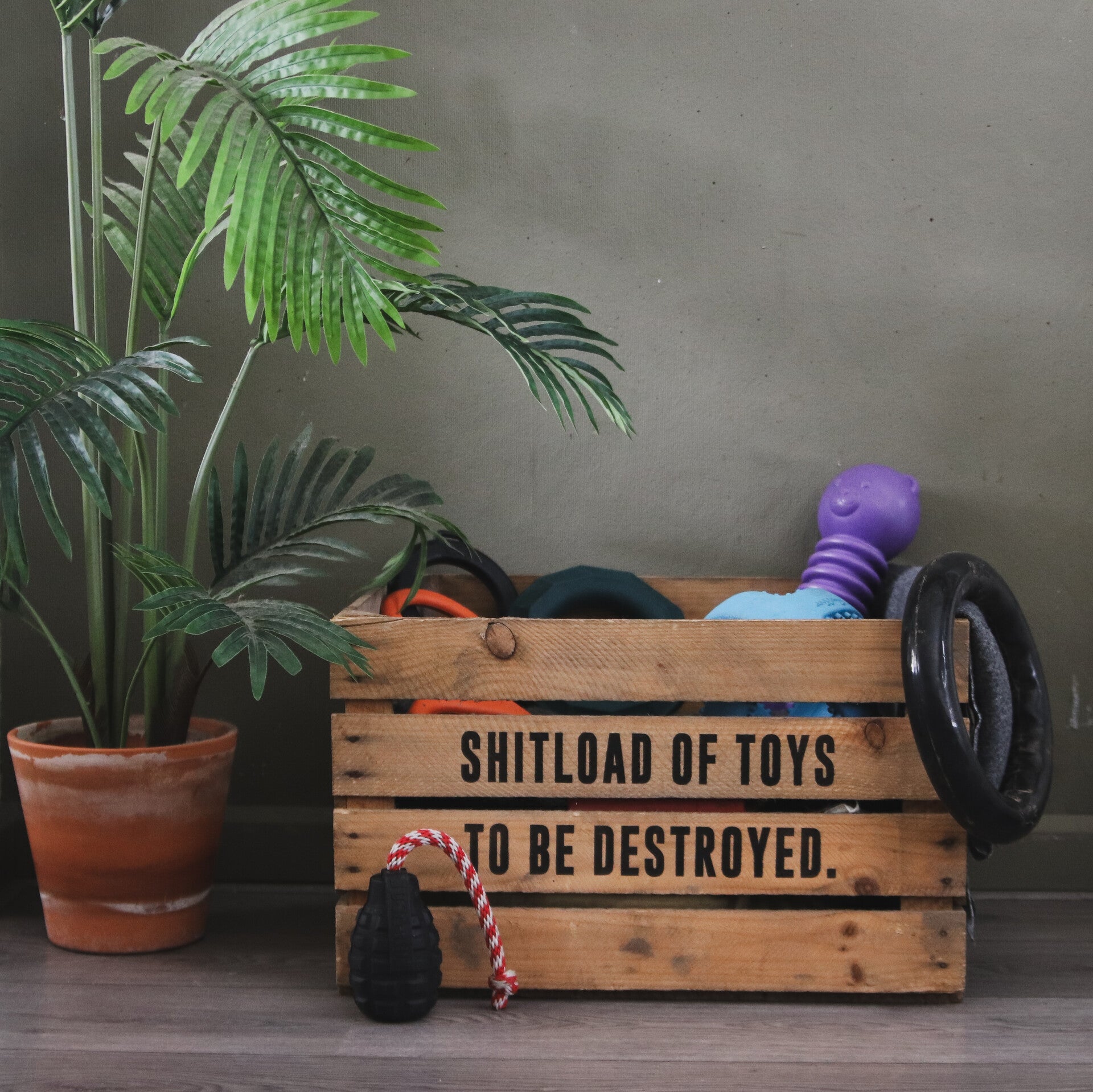 Houten speelgoed kist "shitload of toys...."