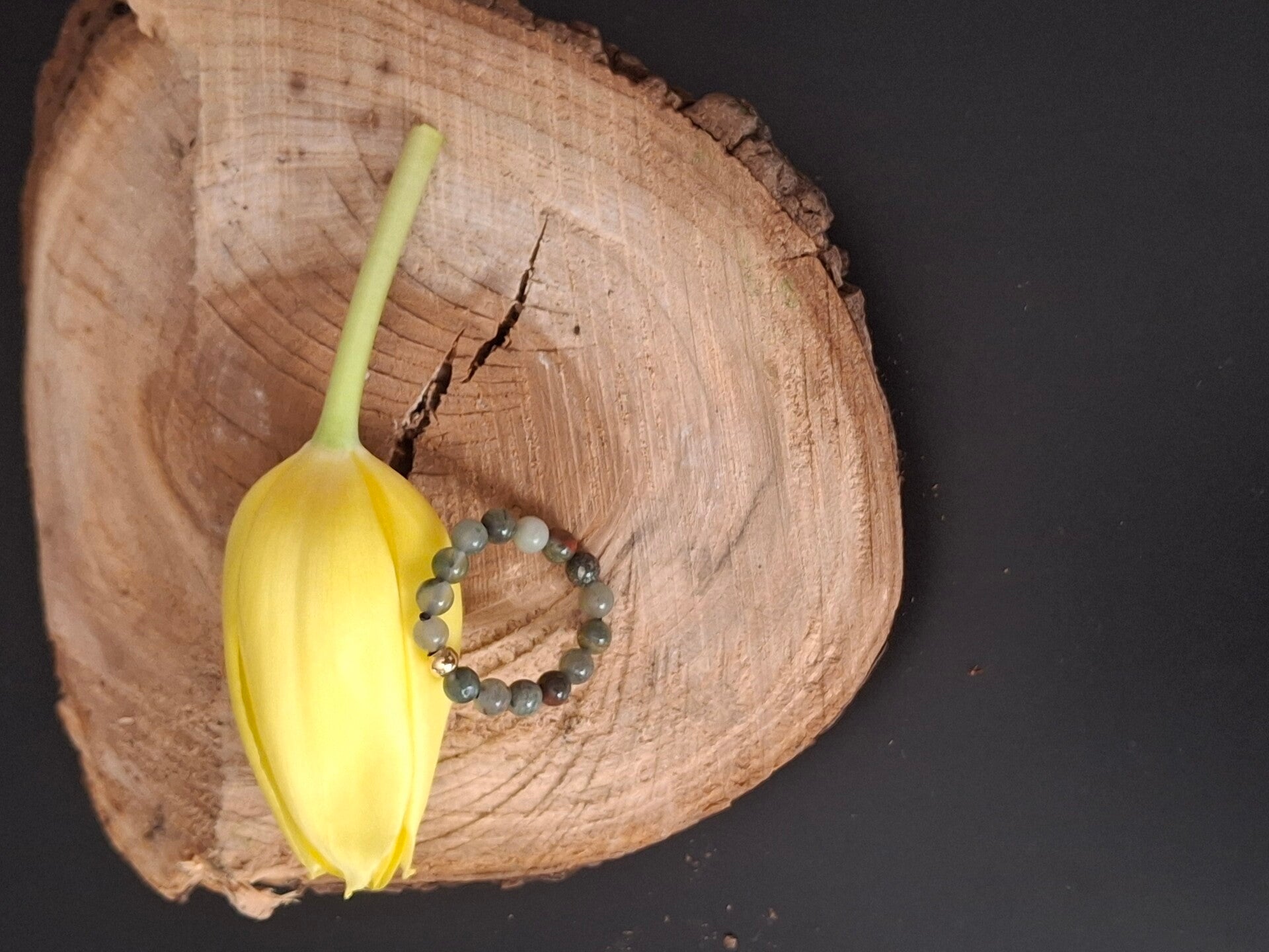 Bague Pierre de sang  pierre 4 mm - diametre 6                        ART 009