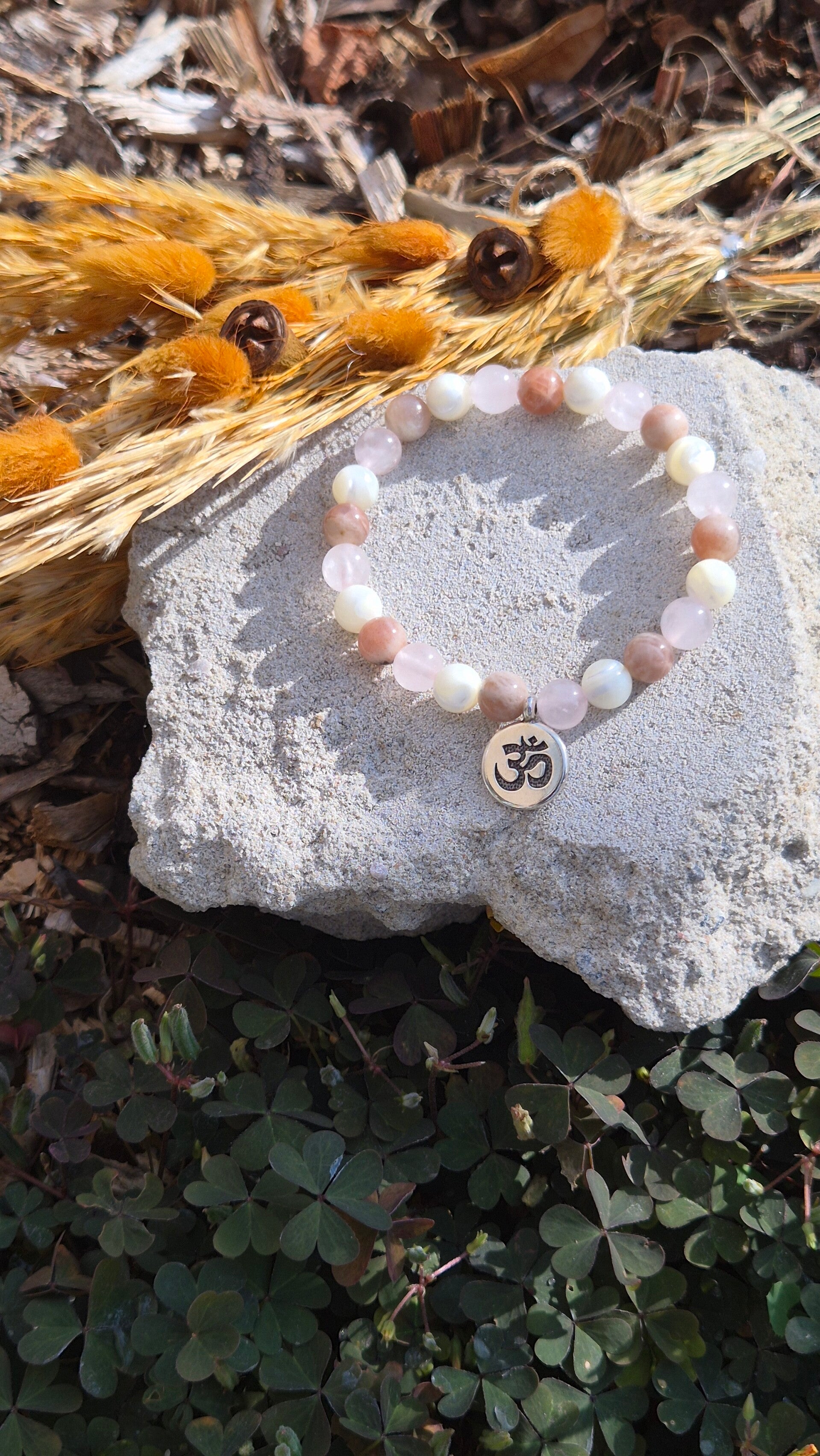 Bracelet pierre nacree,pierre de lune rose,le Quartz rose, petit signe OM pierres0,8 mm bracelet 20cm art 36