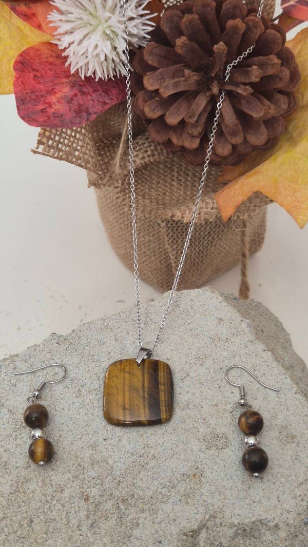 Parure Chaine 45cm ,Pendentif Oeil de Tigre forme carré plus les boucles d'oreilles. art 37