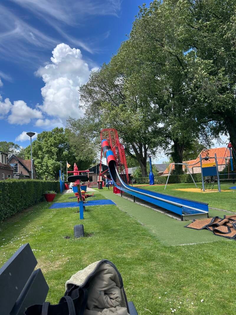     Buiten spelen tijdens kleinschalige kinderopvang in Enkhuizen