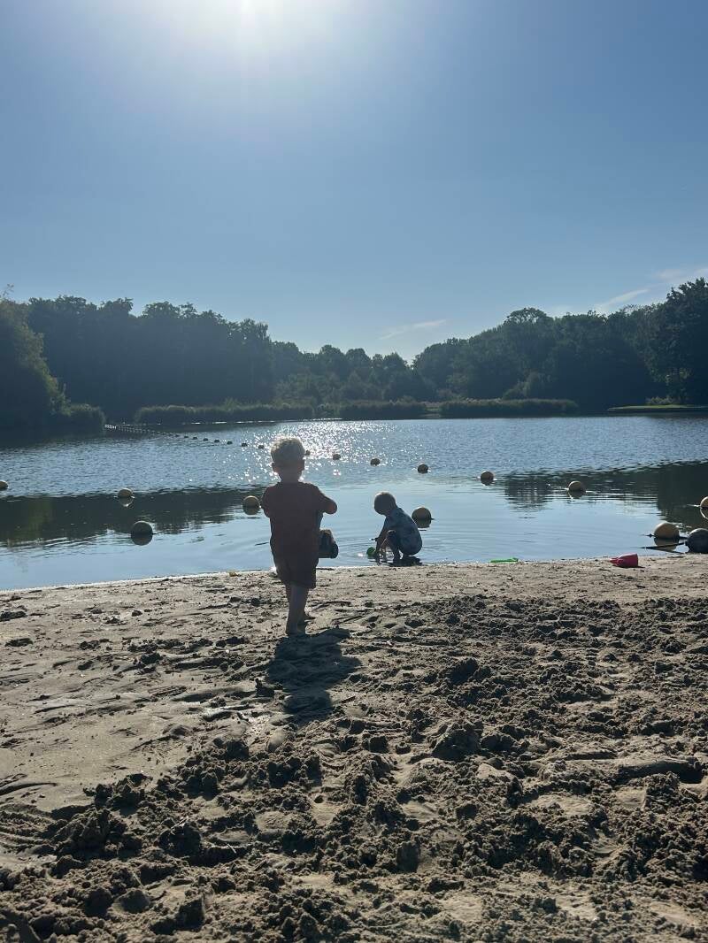     Kinderen spelen aan het strand tijdens kleinschalige kinderopvang in Enkhuizen