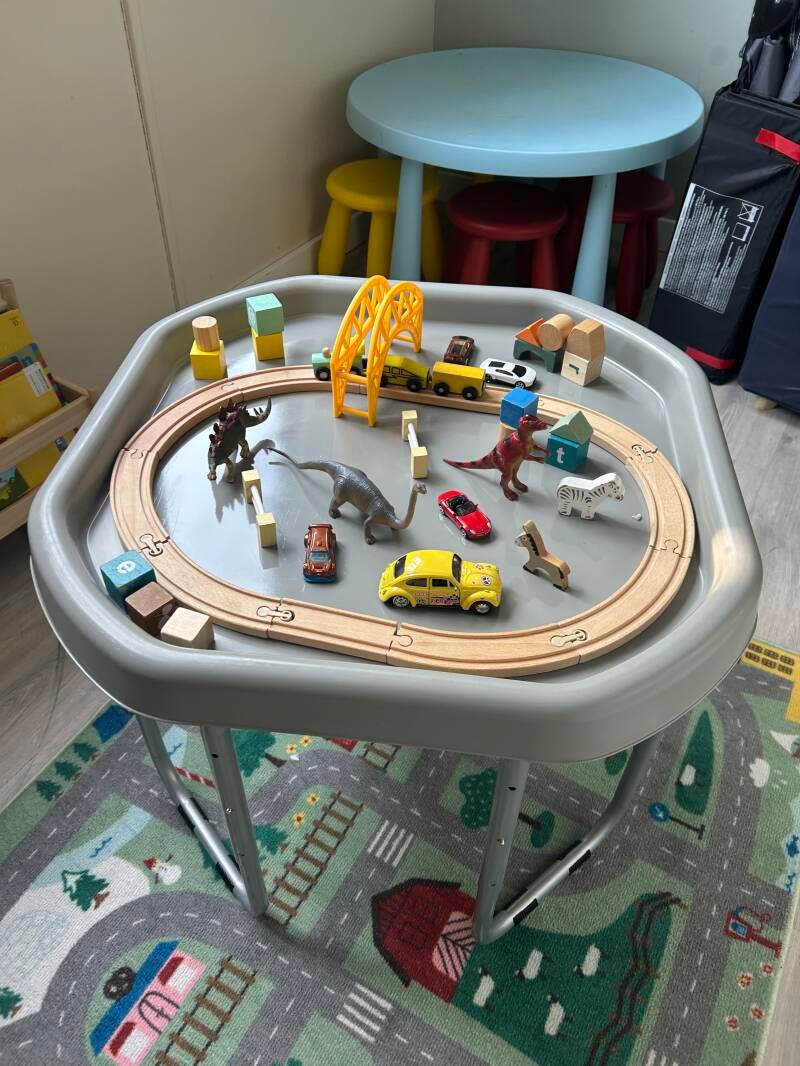     Tuff tray met treinbaan en speelgoed tijdens peuteropvang in Enkhuizen