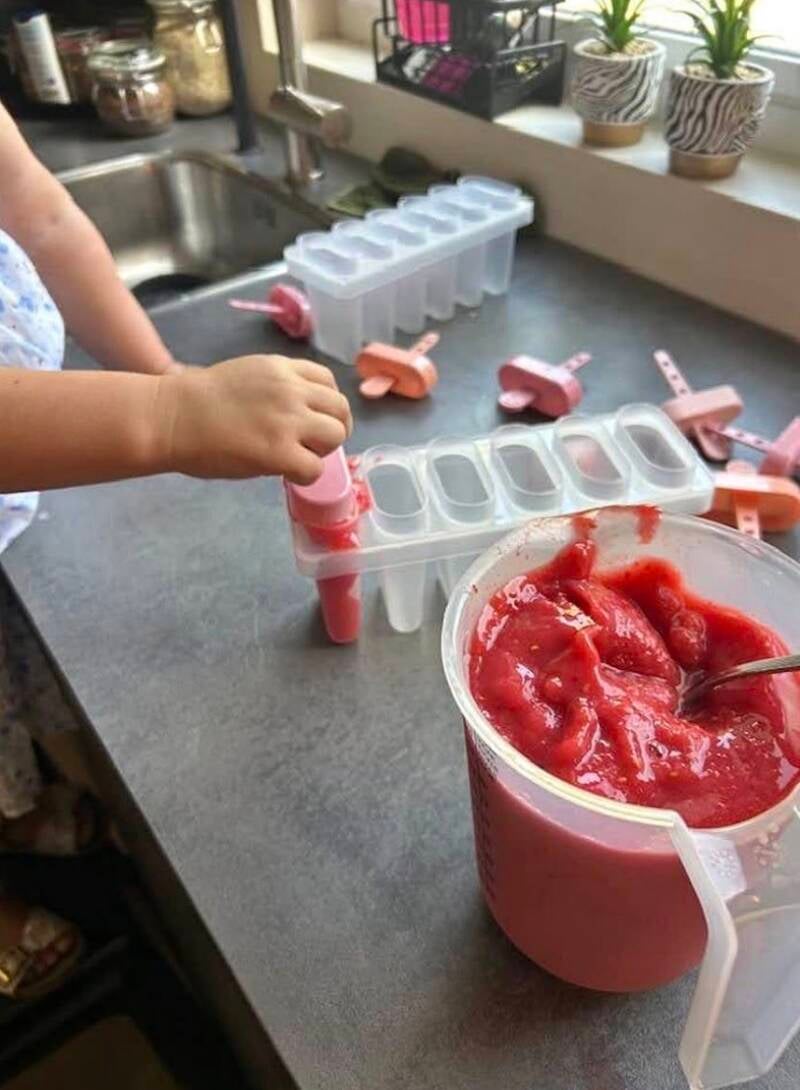     Samen fruitijsjes maken als activiteit tijdens kinderopvang in Enkhuizen