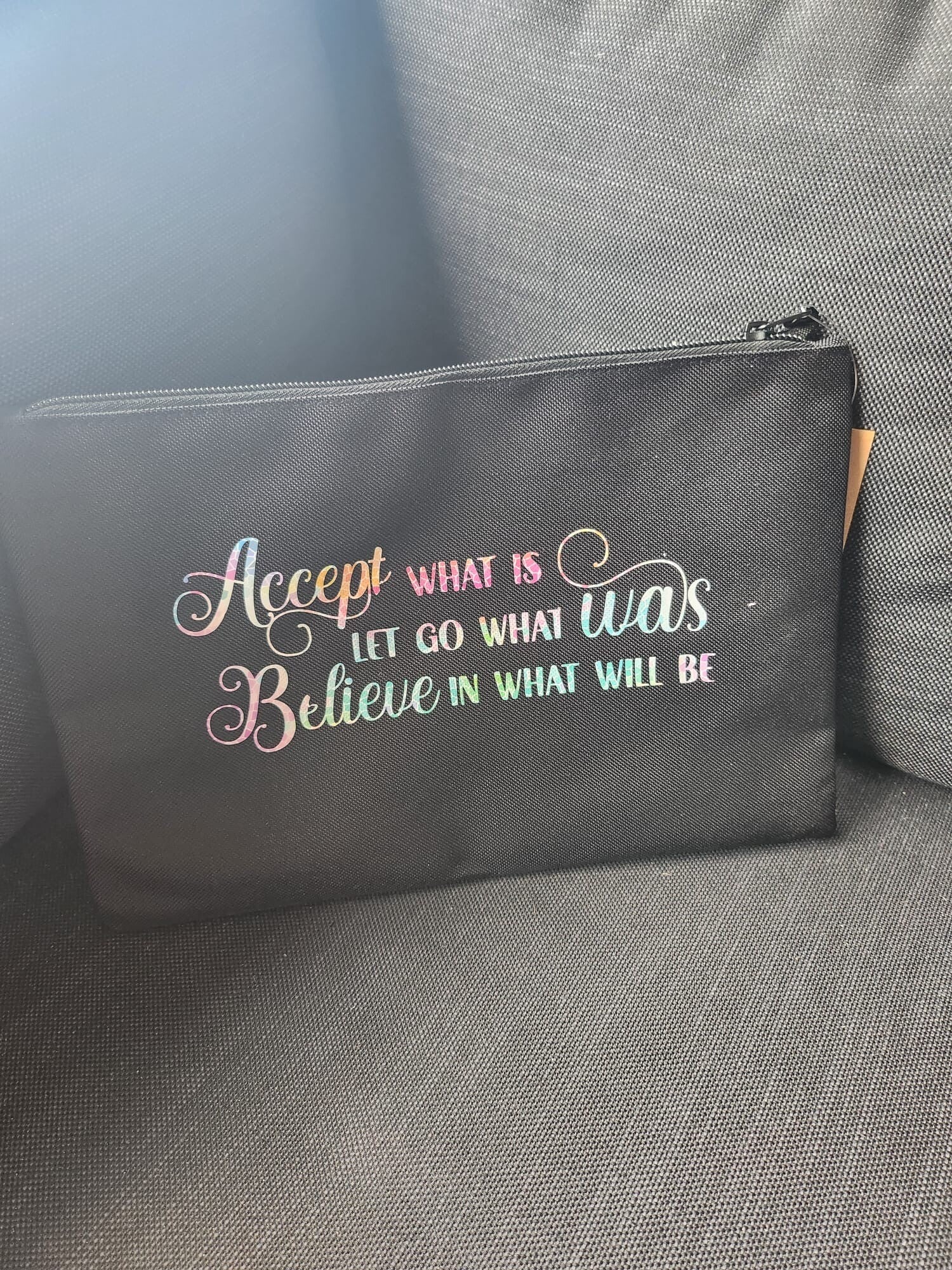 Kosmetiktasche mit Spruch – Believe in what will be – Schminktasche schwarz – Geschenk für Frauen – Täschchen mit Zitat