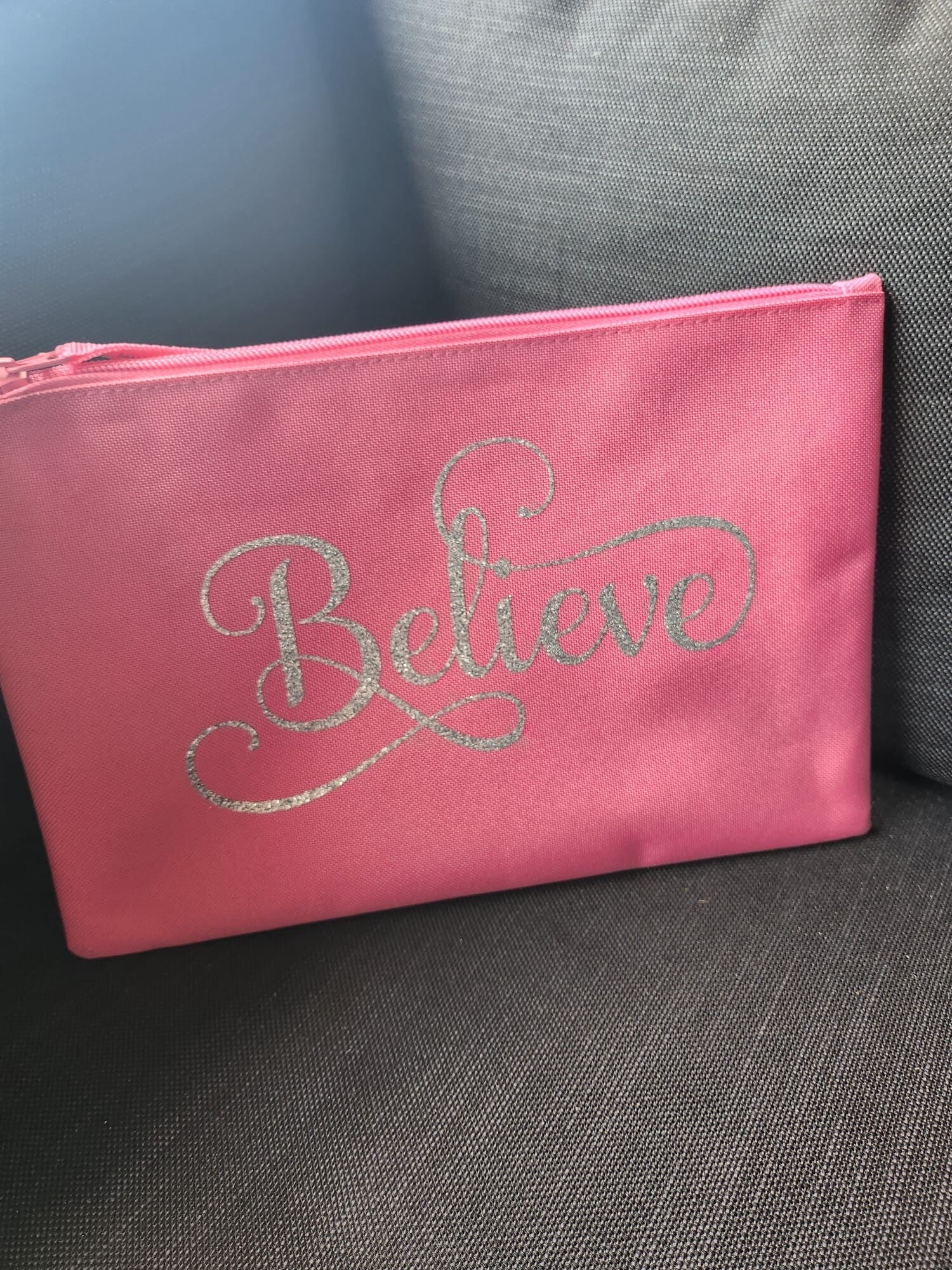 Kosmetiktasche Believe – Schminktasche pink mit silbernem Schriftzug – Geschenk für Frauen – Täschchen mit Motiv – Beauty Bag