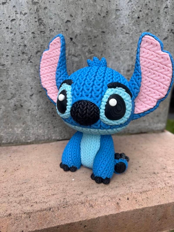 Stitch Figur im Häkel-Design | 3D-Druck | Sitzende Dekofigur – Handgefertigt