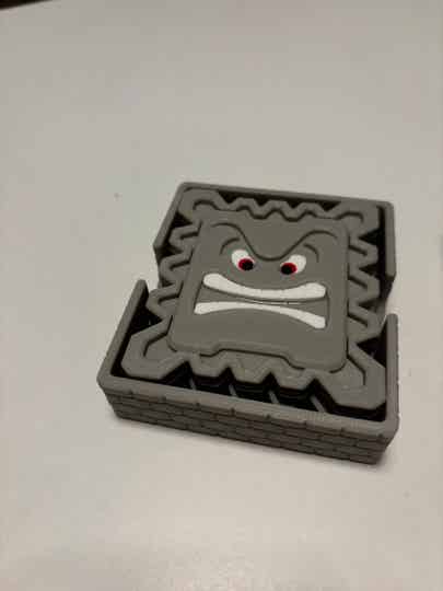 Super Mario Thwomp Untersetzer Set (4er und 8er) - Coole Dekoration für deinen Tisch